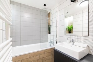 Eco-friendly toiletries, hair dryer, towels, soap - SWU Broadway (Budapest)