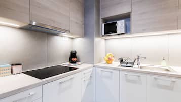 Refrigerador, microondas, parrilla de estufa y cafetera y tetera