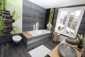 Luxury Villa, 4 Bedrooms, Mountain View | Bathroom | Combined shower/tub, free toiletries, hair dryer, towels - Villa Regina (Ollon)