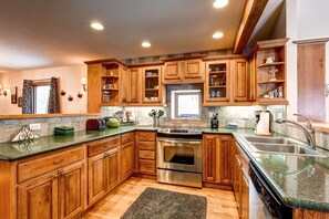 House (4 Bedrooms) | Private kitchen - Bear Mountain Chalet (Breckenridge)
