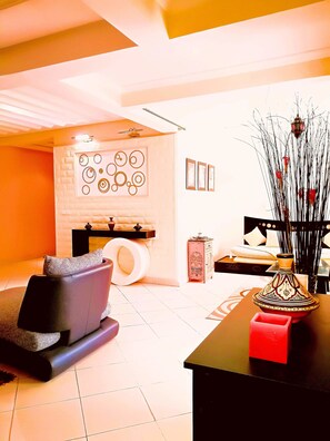 Apartamento conforto, 2 quartos | Área de estar | TV de tela plana 32 polegadas com canais via satélite, TV