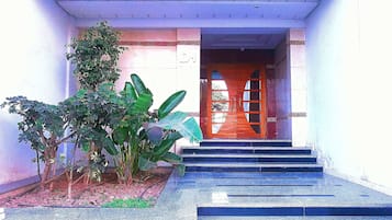 Pintu masuk properti