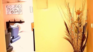 A hallway with a tiled floor, a potted plant, and a bathroom with a toilet and sink. - Residence Tifaouine Agadir (Agadir)