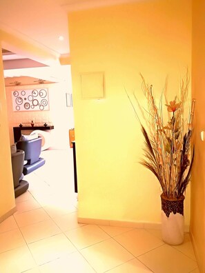 Apartamento conforto, 2 quartos | Área de estar | TV de tela plana 32 polegadas com canais via satélite, TV