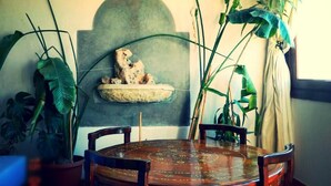 Villa Confort, terrasse | Repas dans la chambre