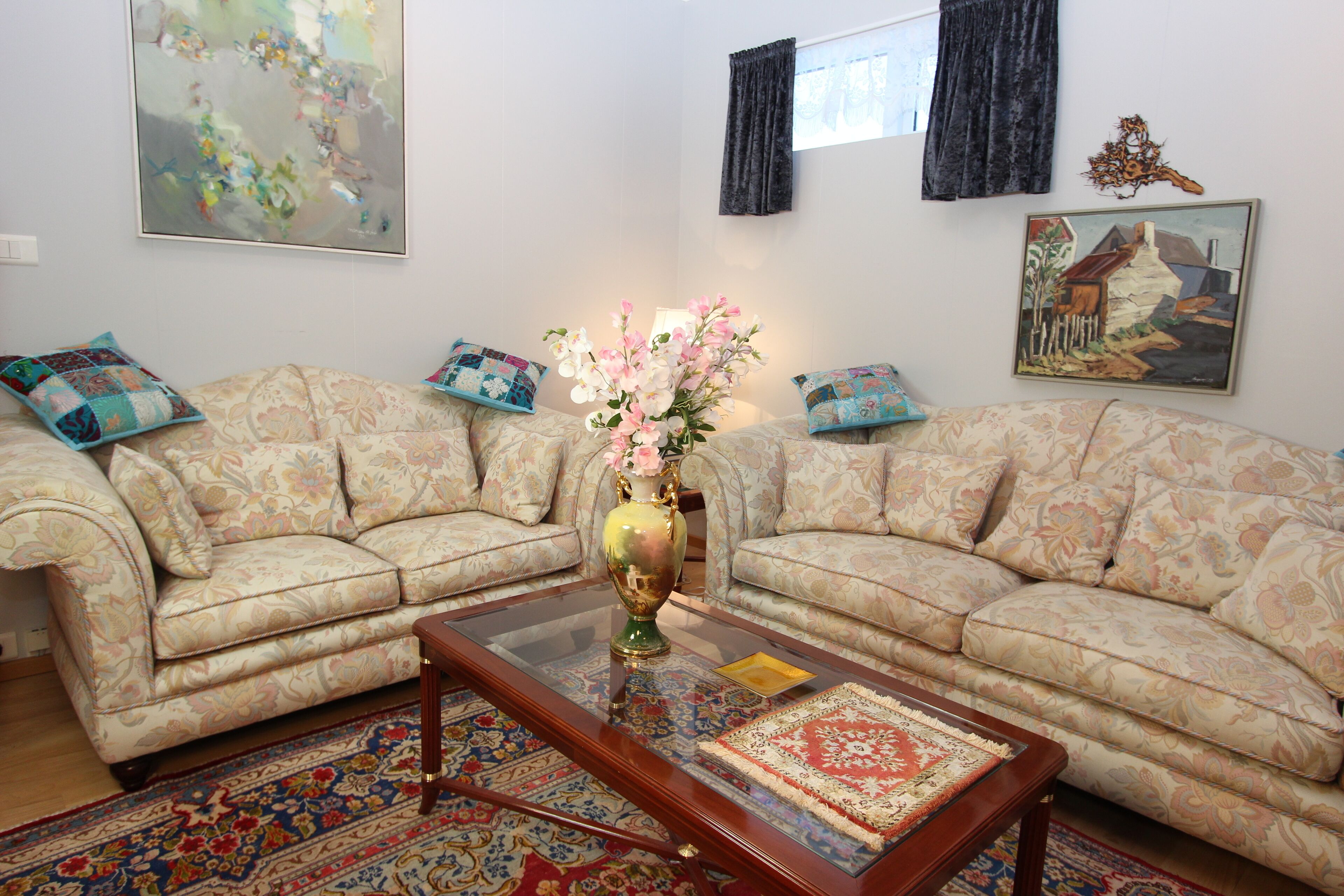 Deluxe Double Room, Shared Bathroom | Living room | Toys, books, video library