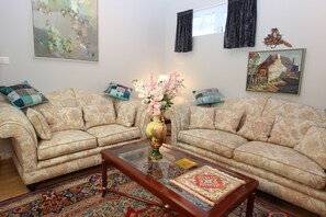 Quarto casal luxo, banheiro compartilhado | Sala de estar | Brinquedos, livros, videoteca