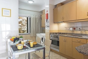 Apartment, 2 Schlafzimmer, Terrasse, Meerblick | Eigene Küche | Kühlschrank, Mikrowelle, Ofen, Herdplatte