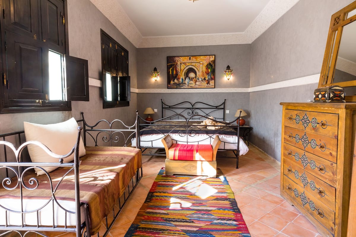 Caja de seguridad en la habitación, cunas, wifi gratis y ropa de cama 