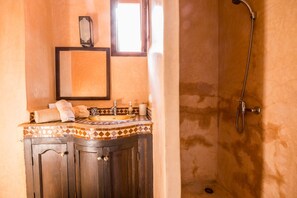 Habitación triple | Baño | Regadera, amenidades de baño gratuitas, secadora de cabello, pantuflas 