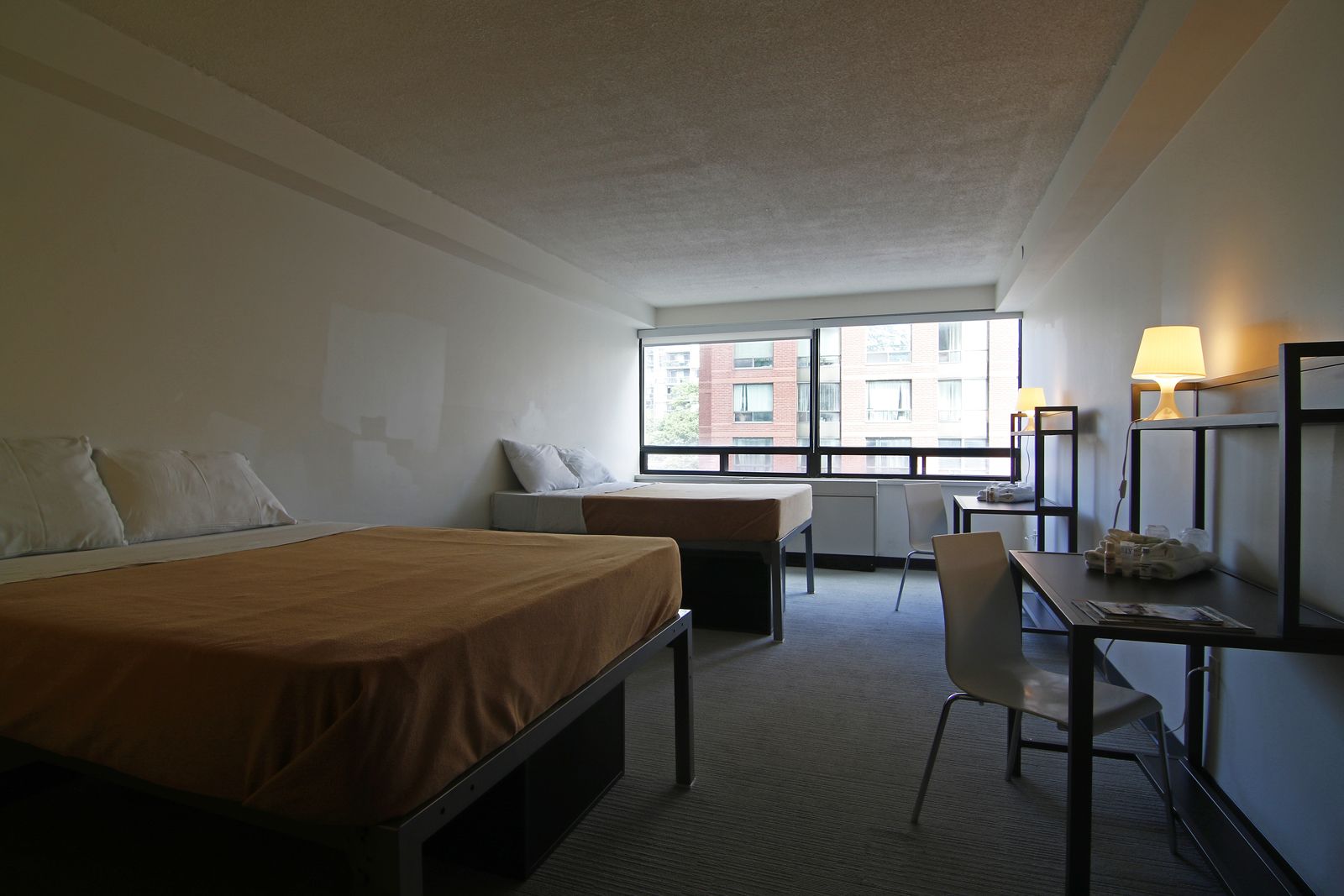 Quarto standard, 2 camas de casal, banheiro privativo (No TV) | 1 quarto, escrivaninha, espaço de trabalho para notebook