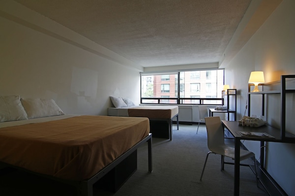 Quarto standard, 2 camas de casal, banheiro privativo (No TV) | 1 quarto, escrivaninha, espaço de trabalho para notebook