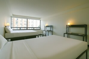 Standaard kamer, 2 tweepersoonsbedden, privébadkamer (No TV) | 1 slaapkamer, een bureau, een laptopwerkplek, gratis wifi