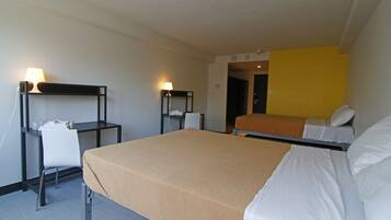 Standardzimmer, 2 Doppelbetten, eigenes Bad (No TV)