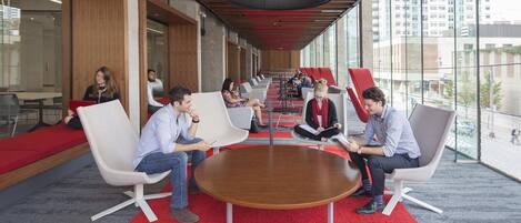 Coin salon dans le hall