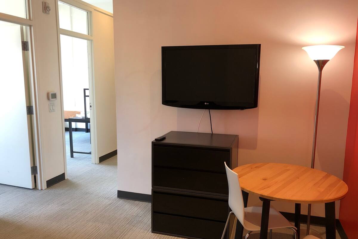 Penthouse Deluxe, 2 habitaciones, baño privado (No TV) | 1 habitación, escritorio y espacio para trabajar con laptop 