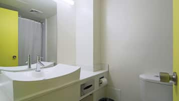 Combined shower/bathtub, free toiletries