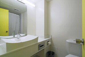 Combined shower/tub, free toiletries - Parkside Student Residence (Toronto)