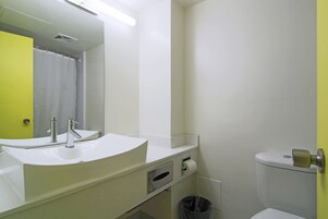 Ensemble baignoire-douche, articles de toilette (gratuits)