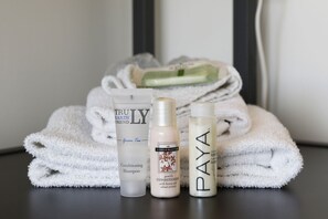 Combined shower/bathtub, free toiletries