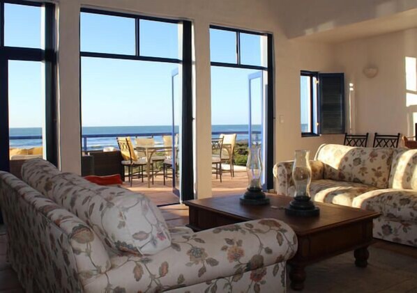 Casa Confort, 4 habitaciones | Sala de estar | Televisión 