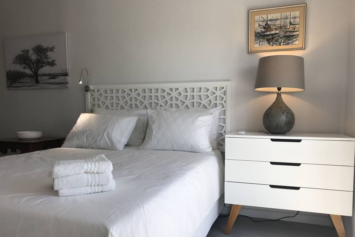 2 bedrooms, premium bedding, Select Comfort beds, in-room safe