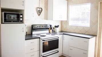 Luxury House, 2 Bedrooms | Private kitchen | Microwave, electric kettle, cookware/dishes/utensils