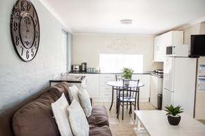 32-inch plasma TV with satellite channels, TV - Little Rose Guesthouse & Self-Catering (Gqeberha (Port Elizabeth))