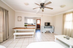 Little Rose Cottage 2 | Living area - Little Rose Guesthouse & Self-Catering (Gqeberha (Port Elizabeth))