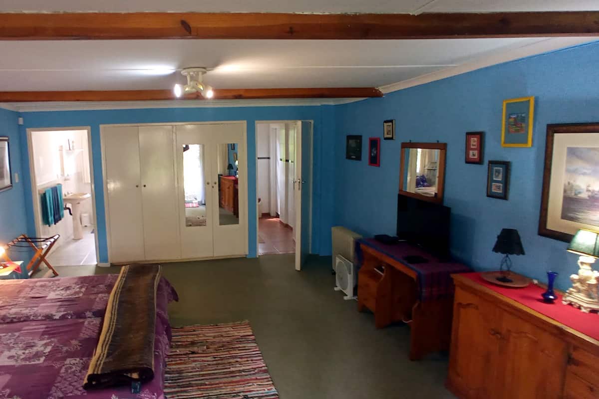 Lulworth Cove Suite | 1 bedroom, individually decorated, individually furnished, bed sheets