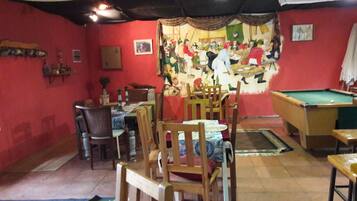 Serveert ontbijt, lunch, diner, Duitse gerechten, tuinzicht