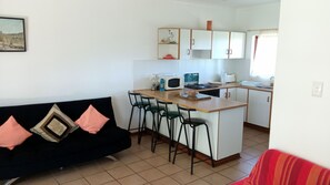 Casa rural Comfort, 2 dormitoris, cuina, vistes al jardí | Cuina privada | Frigorífic, microones, bullidora elèctrica i torradora 