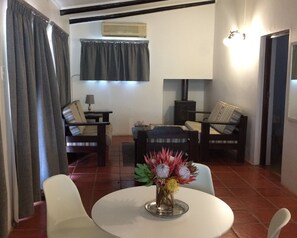 Familie cottage, 2 slaapkamers, uitzicht op bergen, uitzicht op gebergte | Woonkamer | Een open haard