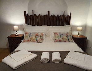 1 chambre, ameublement personnalisé, bureau, rideaux occultants