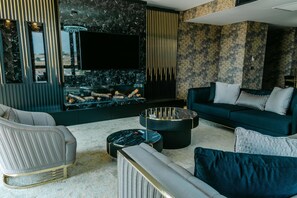 Suite – superior, 1 kingsize-seng, sjøutsikt | Oppholdsområde | En 40-tommers LCD-TV med kabel-kanaler samt TV