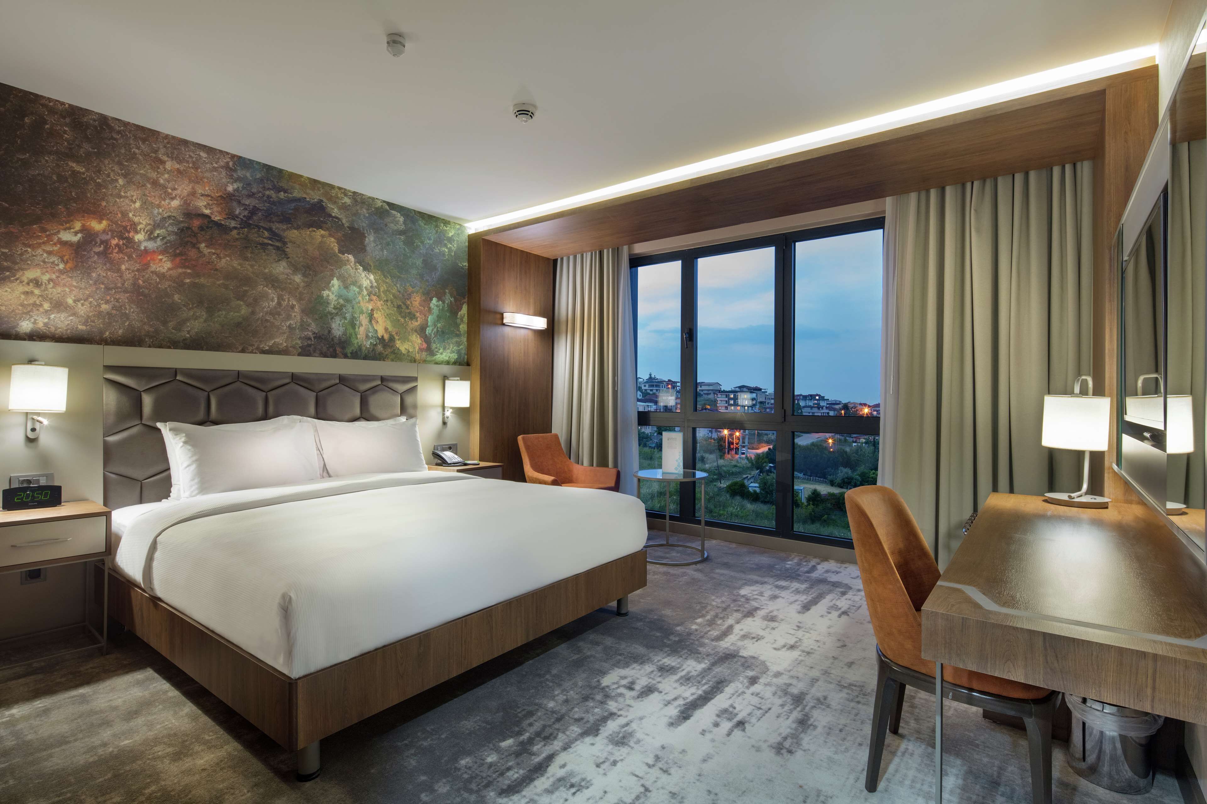 room, 1 queen bed | premium bedding, in-room safe, desk, soundproofing