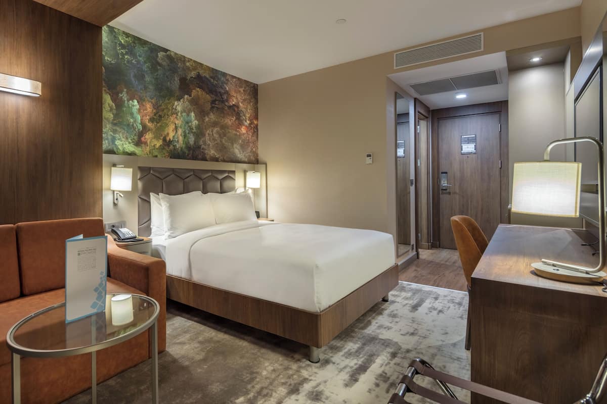 Rum - 1 queensize-säng - tillgänglighetsanpassat | Sängtillbehör av högsta kvalitet och minibar