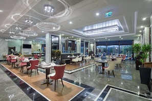 早餐,供應午餐和晚餐