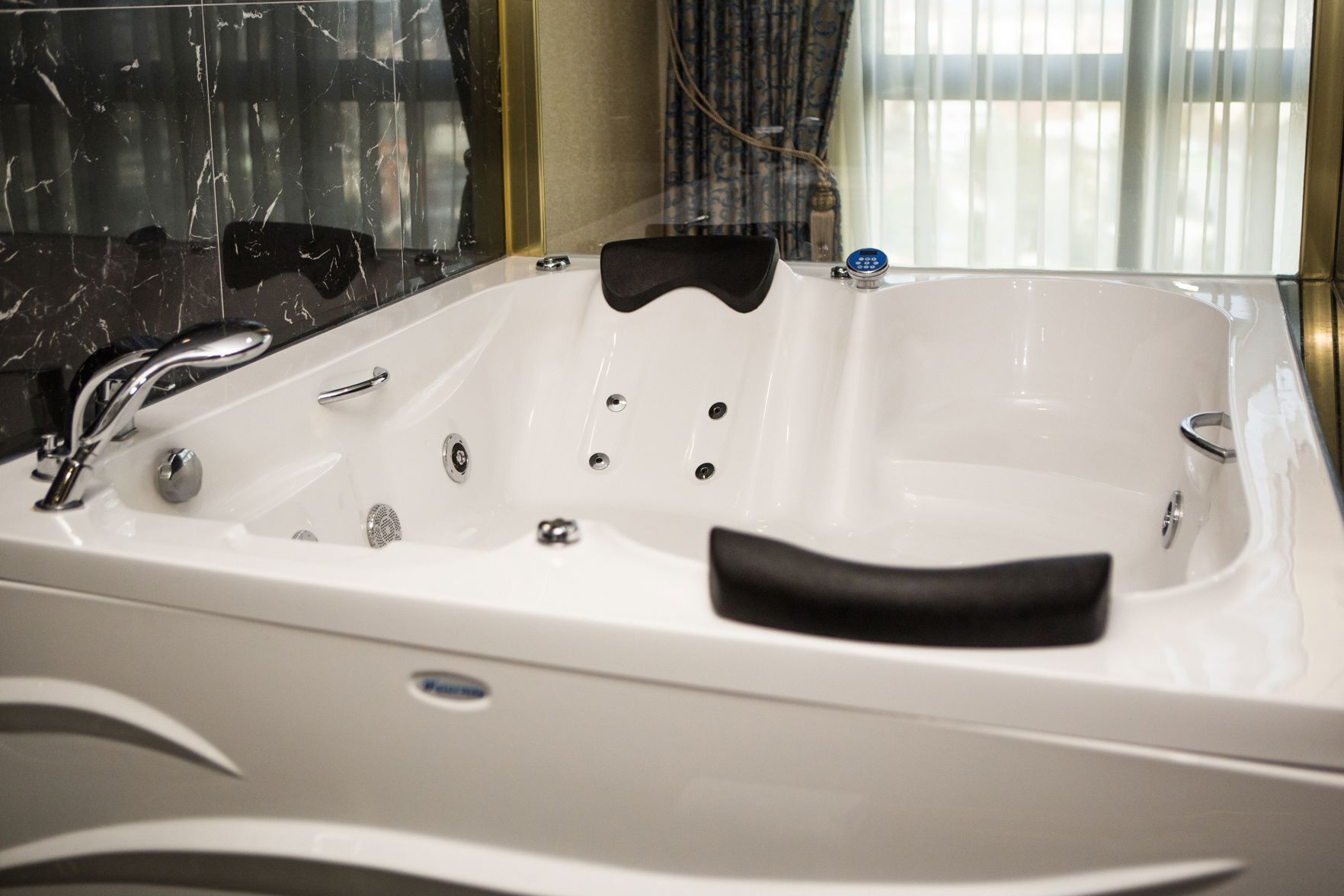 Badezimmer | Kostenlose Toilettenartikel, Haartrockner, Handtücher