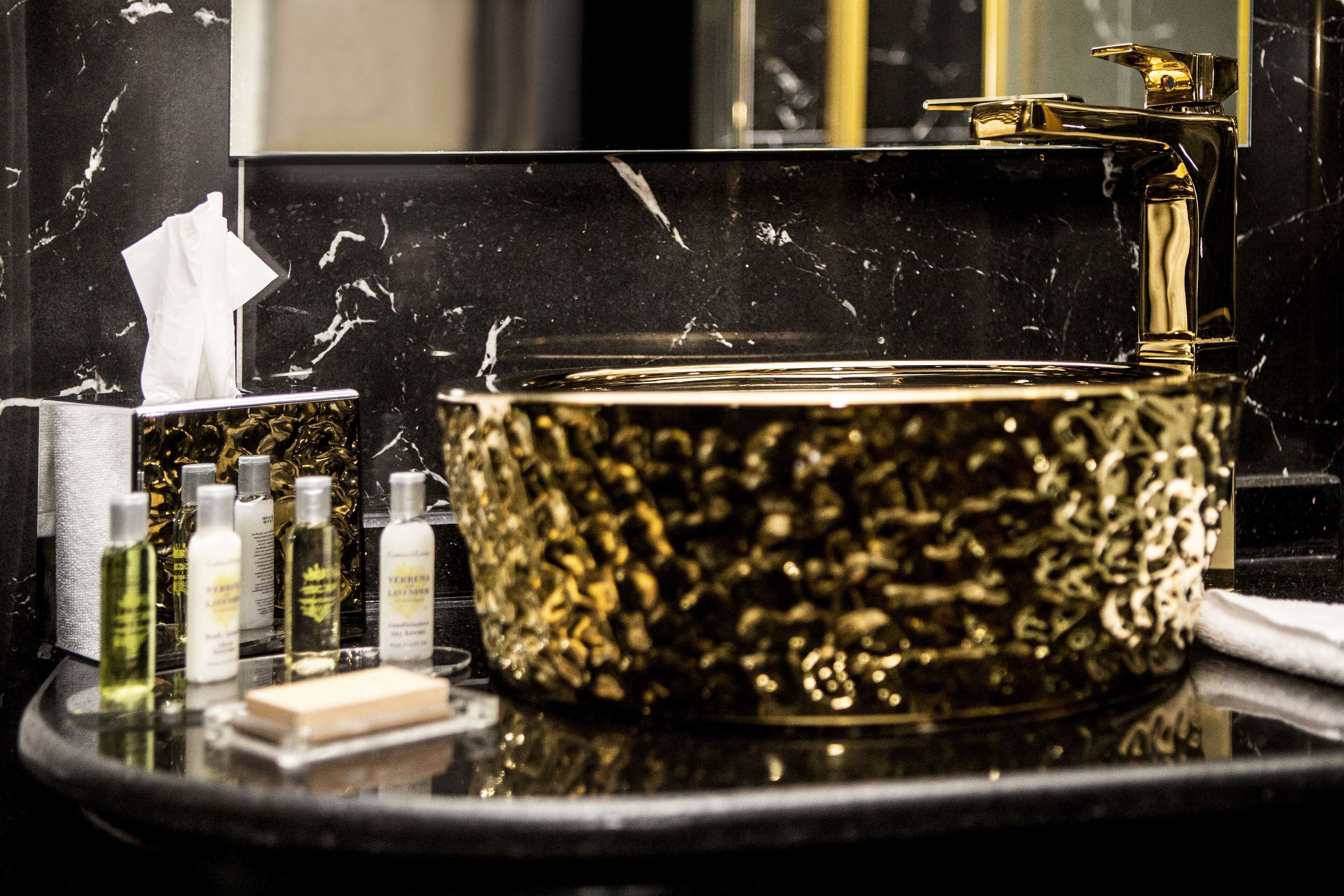 superior suite, 1 king bed, sea view | bathroom | free toiletries, hair dryer, towels