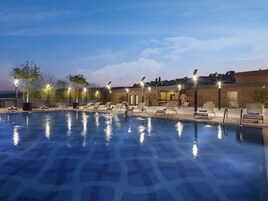 Una piscina techada, una piscina al aire libre de temporada