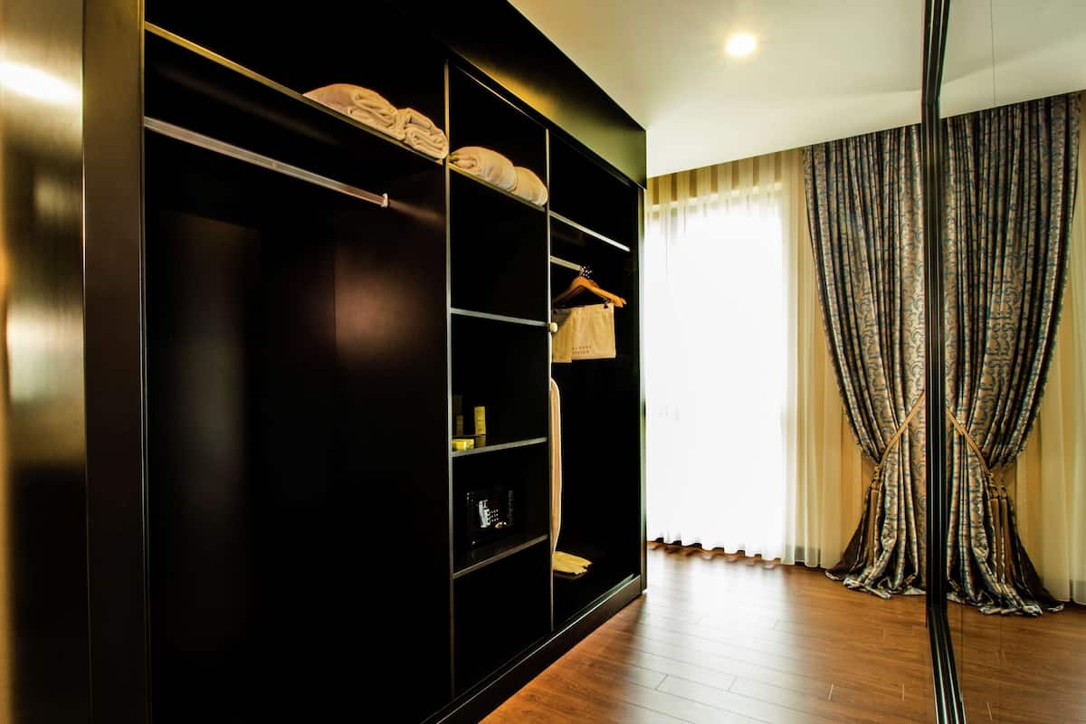 Superior-Suite, 1 King-Bett, Meerblick | Hochwertige Bettwaren, Zimmersafe, Schreibtisch, schallisolierte Zimmer