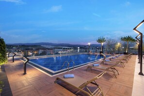Indoor pool, seasonal outdoor pool, free pool cabanas, pool umbrellas - Hilton Garden Inn Yalova (Yalova)