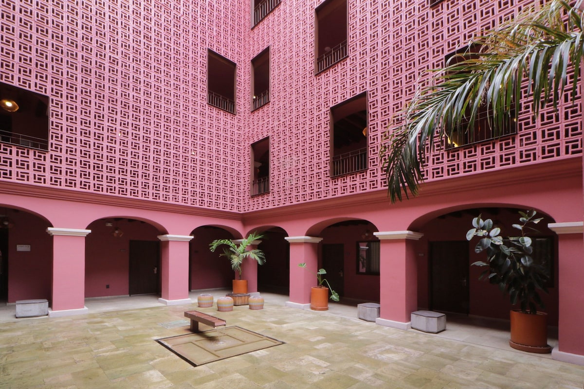 pink hotel in oaxaca mexico (city centro oaxaca hotel)