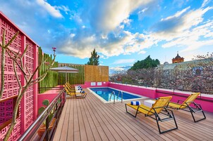 Una piscina al aire libre