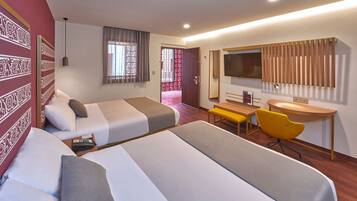 Caja de seguridad en la habitación y escritorio