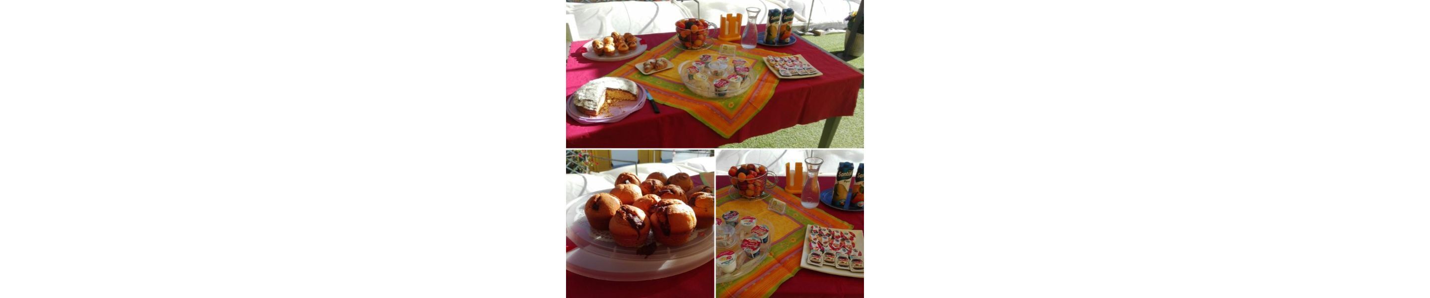 Une table dressée avec divers plats et boissons, probablement pour une réception ou un événement.