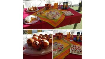 Une table dressée avec divers plats et boissons, probablement pour une réception ou un événement.
