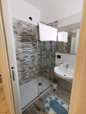 Camera 4 | Bathroom | Shower, rainfall showerhead, hair dryer, bidet - Guest House Valle dell'Eden (Grottammare)