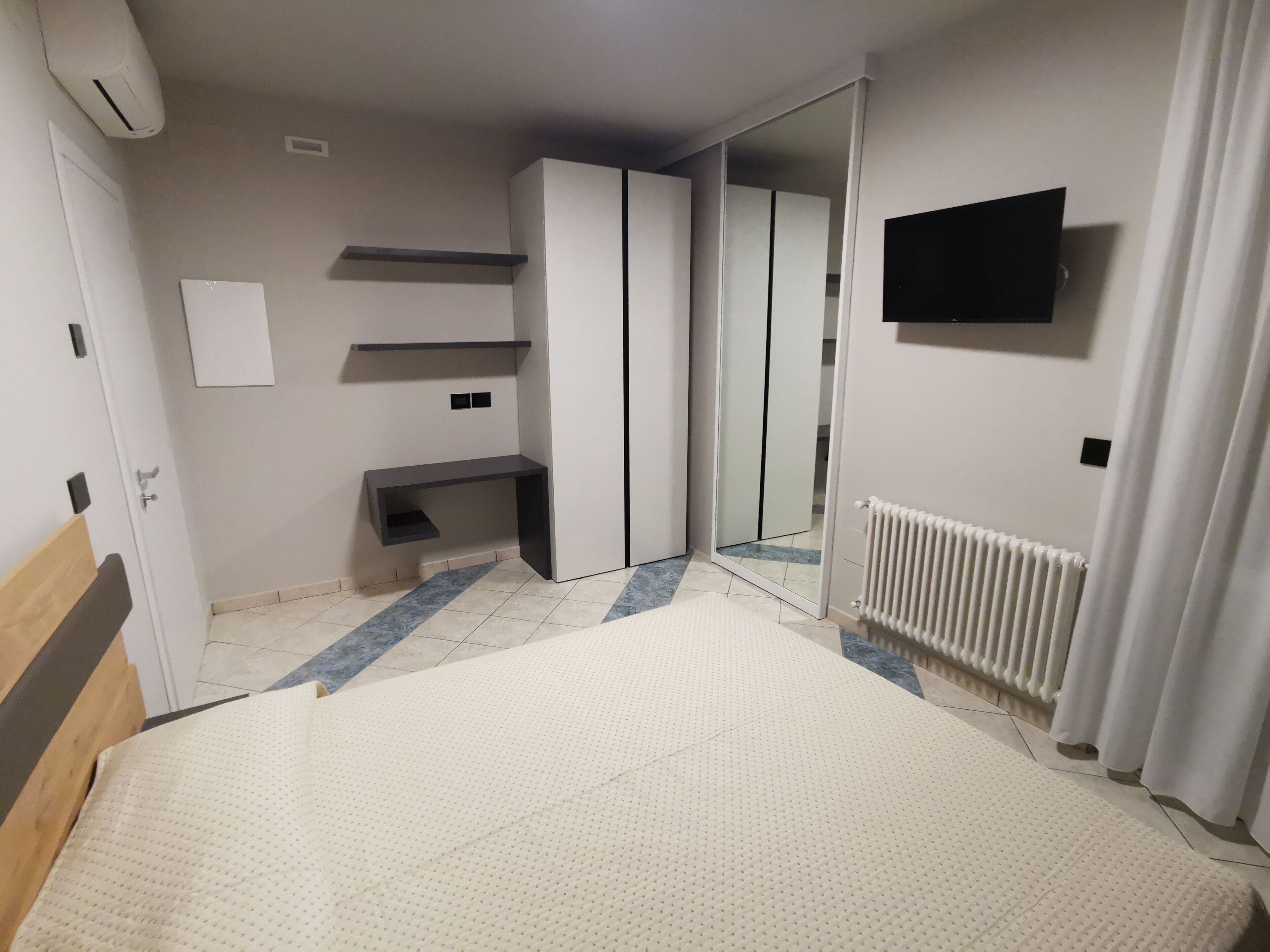 Camera 5 | 1 camera, biancheria da letto di alta qualità, copriletto in piuma